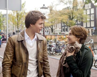 THE FAULT IN OUR STARS, l-r: Ansel Elgort, Shailene Woodley, 2014. TM and ©Fox 2000 Pictures. All ri