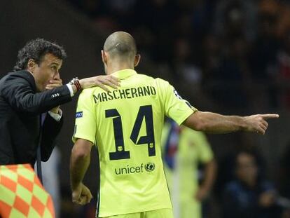 Luis Enrique dóna instruccions a Mascherano durant un partit.