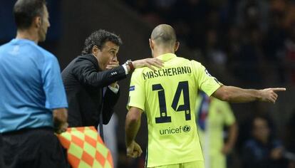 Luis Enrique da instrucciones a Mascherano durante un partido.
