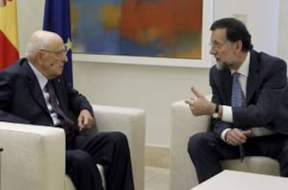 El jefe del Gobierno español, Mariano Rajoy (d), y el presidente de Italia, Giorgio Napolitano, durante la reunión que han mantenido esta tarde en el Palacio de La Moncloa.