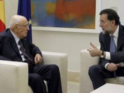 El jefe del Gobierno español, Mariano Rajoy (d), y el presidente de Italia, Giorgio Napolitano, durante la reunión que han mantenido esta tarde en el Palacio de La Moncloa.