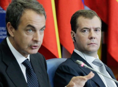 José Luis Rodríguez Zapatero y el presidente ruso, Dmitri Medvédev, en la clausura del Foro Económico de San Petersburgo.