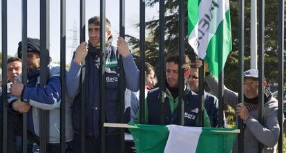 Empleados de Roca, en la concentración en la planta sevillana.