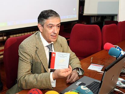 El presidente del Tribunal Superior de Justicia del País Vasco, Fernando Ruiz Piñeiro, ayer, en la presentación de la memoria judicial de 2005.