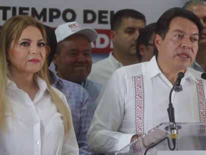 Mario Delgado habla en una conferencia de prensa junto a Claudia Delgadillo, candidata a la gubernatura de Jalisco por Morena, en Guadalajara, el 4 de mayo.