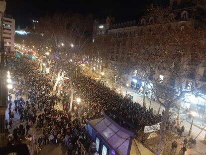 La manifestación contra el desalojo de la Massana baja este martes por La Rambla.