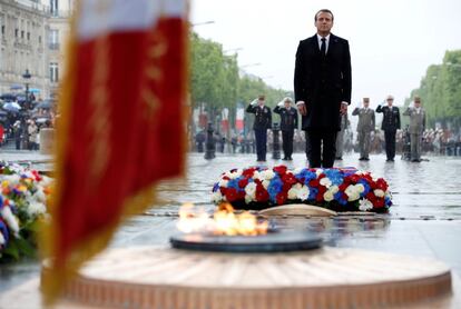 El presidente galo, Emmanuel Macron, deposita flores en el Arco del Triunfo, durante las ceremonias por el Día de la Victoria, que celebra el fin de la Segunda Guerra Mundial, en París (Francia).