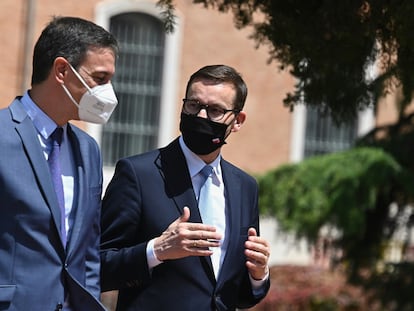 El presidente del Gobierno, Pedro Sánchez, junto a su homólogo polaco, Mateusz Morawiecki, durante la XIII cumbre hispano-polaca, este lunes en Alcalá de Henares (Madrid).