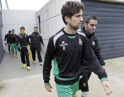 Los jugadores del Racing saltan al entrenamiento.