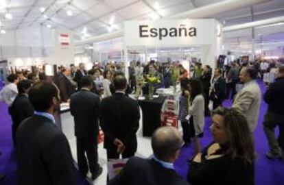 Visitantes y expositores conversan en el stand de España en la Feria de la Minería Expomin 2014,  inaugurada hoy, martes 22 de abril de 2014, en Santiago de Chile. Diecisiete empresas españolas participan en una de las ferias más importantes del mundo en busca de oportunidades de negocio en América latina.