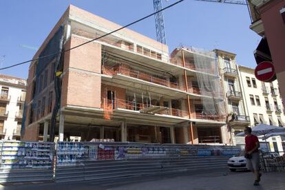 El retén de la policía local y los bomberos en construcción del barrio del Carmen de Valencia.