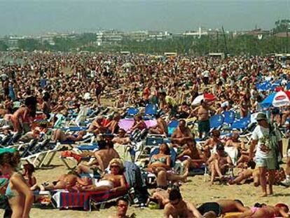 La playa de Salou (Tarragona), abarrotada de bañistas durante la pasada Semana Santa.