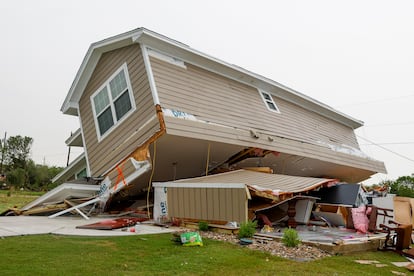 Vista general de una casa inclinada tras ser golpeada por un tornado en Temple, Texas.