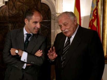 El presidente valenciano, Francisco Camps (izquierda), y Ricard Fornesa, ayer en Valencia.