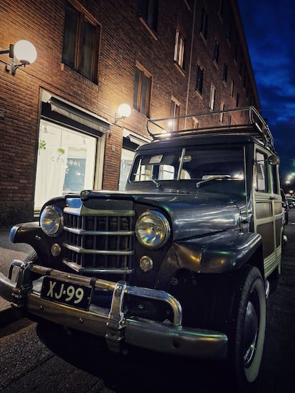 Una camioneta Willys del 52 aparcada en una calle de la capital finlandesa.