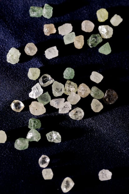 Diamantes en bruto, listos para su evaluación. El 80% de las piedras sin pulir que se extraen, sobre todo de África, pasa por Amberes.