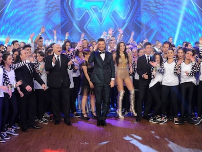 Tinelli (centro) con participantes de la apertura de ShowMatch.