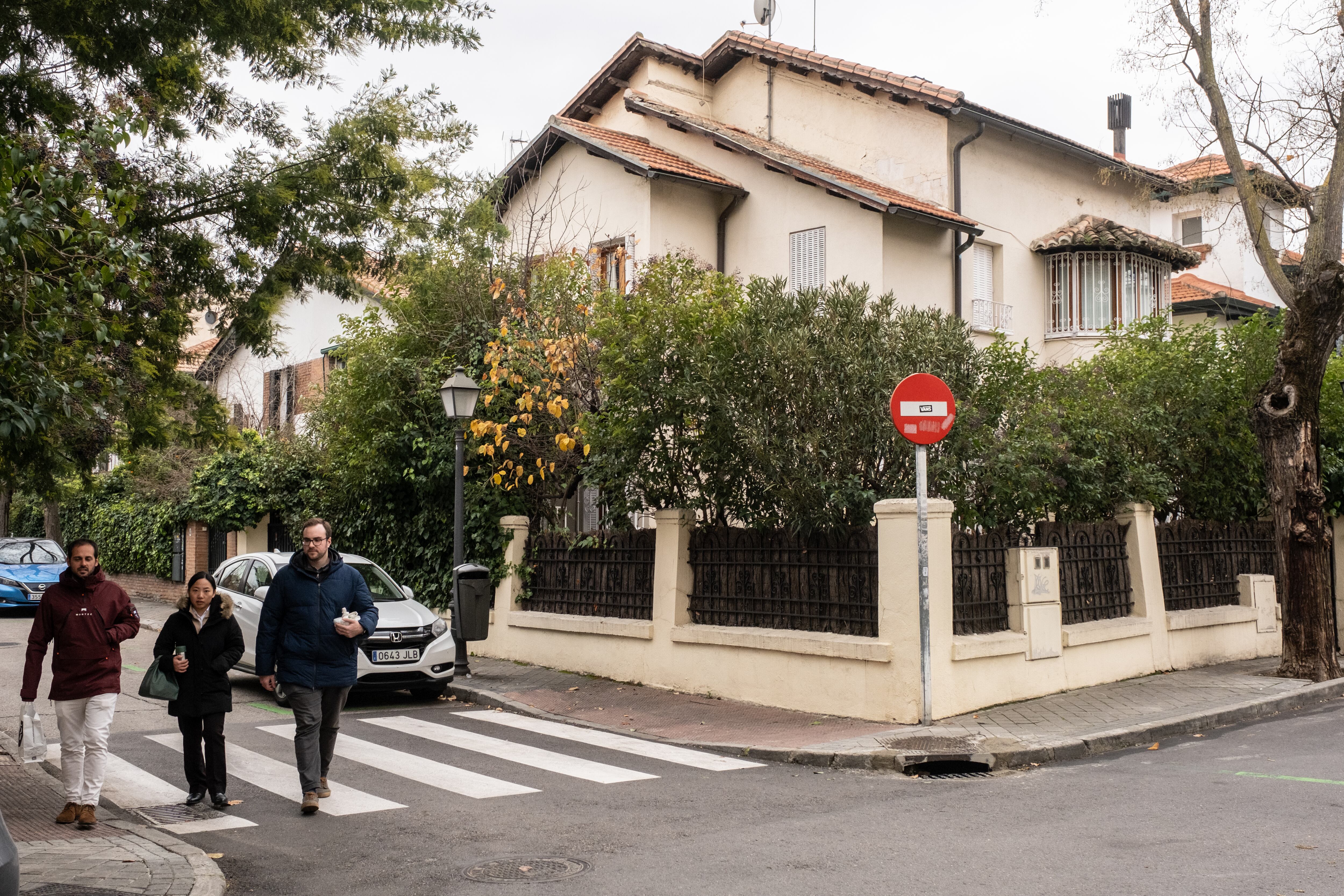 Vecinos de la colonia los Cármenes pasean por una de sus calles. 