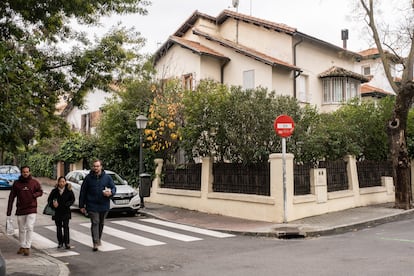 Vecinos de la colonia los Cármenes pasean por una de sus calles. 