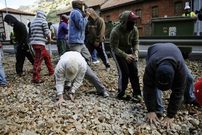 Mineros toman piedras para lanzar a la guardia civil durante las protestas en Ciñera, León.