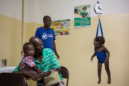 En este centro no vale cualquier grado de desnutrición para recibir asistencia. Hay pocos recursos, así que toca priorizar. "Aquí se hace un reconocimiento de los niños, se les pesa y se les mide el perímetro braquial", explica el doctor Marcelin Steau, responsable del lugar.