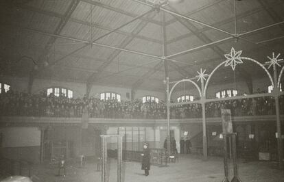 Gimnasio Japy: los detenidos están esperando apiñados en las gradas superiores. El centro del gimnasio se ha vaciado. La primera etapa de la redada ya ha tenido lugar: los judíos convocados habían caído en la trampa.