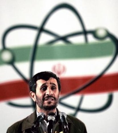 El presidente iraní, Mahmud Ahmadineyad, durante una comparecencia desde la central de Natanz.