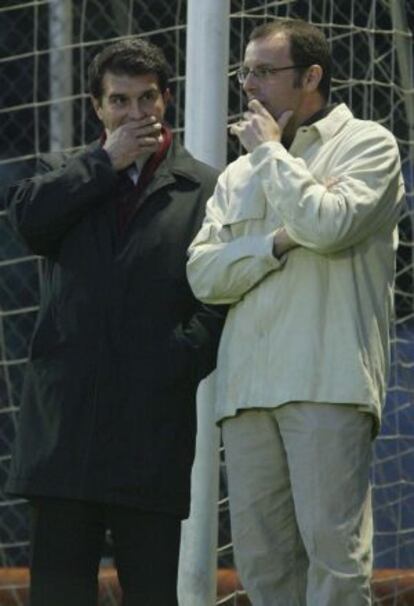 Laporta y Rosell durante un entrenamiento del Barcelona en 2004.