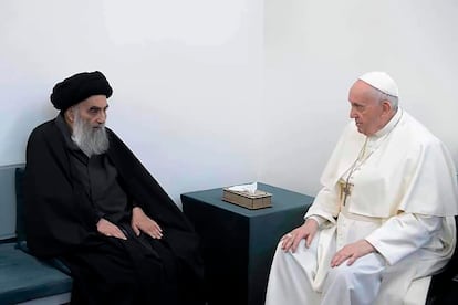 O grão-aiatolá Al Sistani (à esq.) recebe o papa Francisco na sua casa, em Najaf, no norte do Iraque.