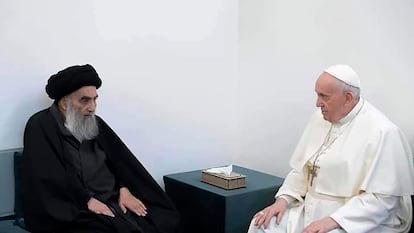 O grão-aiatolá Al Sistani (à esq.) recebe o papa Francisco na sua casa, em Najaf, no norte do Iraque.