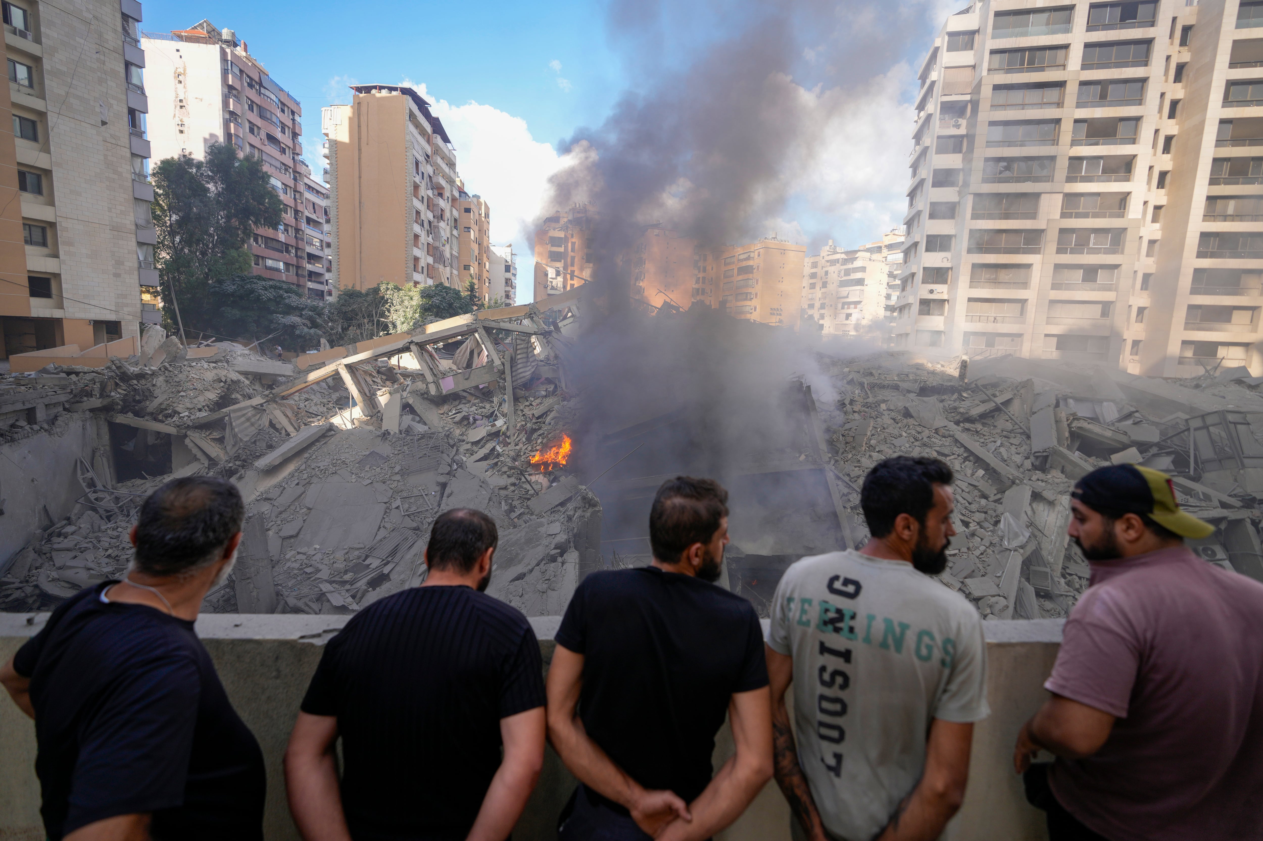 Israel envía más tropas a Líbano tras otra noche de bombardeos en Beirut