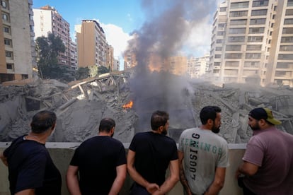 Varias personas contemplan los daños causados en un edificio tras un bombardeo israelí sobre Beirut, este miércoles.