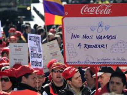 Los trabajadores de Coca-Cola partieron el pasado domingo en una marcha a pie desde la planta de Fuenlabrada y se concentraron durante el mediodía en la Puerta del Sol, en Madrid, en protesta por por el expediente de regulación de empleo (ERE) anunciado el 22 de enero por la compañía.