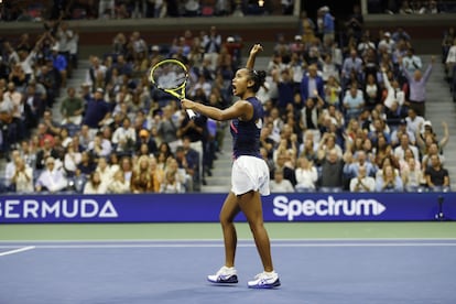 Leylah Fernandez celebra un punto durante el partido contra Sabalenka en la Arthur Ashe.