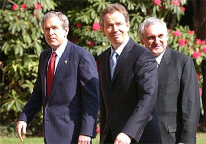 George W. Bush (izquierda), Tony Blair (centro) y Bertie Ahern, ayer en Belfast.