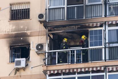 Bomberos en las labores de extinción del incendio declarado en un edificio de 15 plantas en Málaga.
