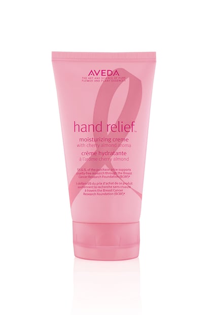 Hand Relief™ Moisturizing Creme with Cherry Almond Aroma de Aveda
La firma combina dos de sus productos más vendidos, la crema hidratante de manos Hand Relief™ con su aroma Cherry Almond, en esta edición limitada para apoyar la investigación sobre el cáncer de mama. Esta crema hidrata intensamente para calmar las manos secas. El aceite andiroba y otros hidratantes de plantas ayudan a nutrir la piel para conseguir unas manos suaves e hidratadas. Cuesta 30 € y donan 4,50 € por producto vendido a la investigación médica sobre el cáncer de mama.