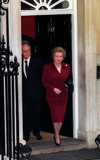 Margaret Thatcher abandona el número 10 de Downing Street, Londres, junto a su marido el 28 de noviembre de 1990.