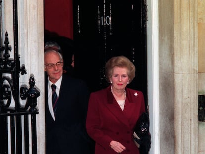 Margaret Thatcher abandona el número 10 de Downing Street, Londres, junto a su marido el 28 de noviembre de 1990.