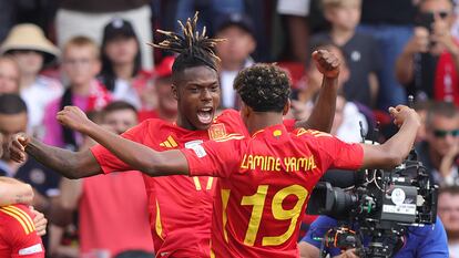 Williams y Yamal celebran un gol de España.
