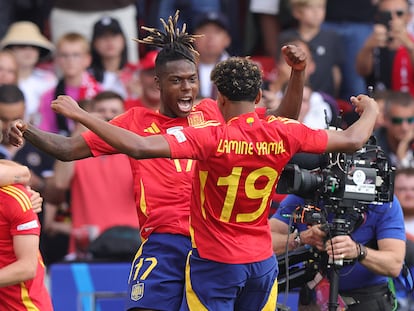 Nico Williams y Lamine Yamal celebran el primer gol de España ante Alemania, marcado por Dani Olmo.