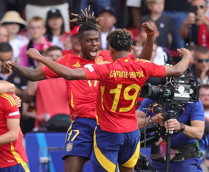 Nico Williams y Lamine Yamal celebran el primer gol de España ante Alemania, marcado por Dani Olmo.