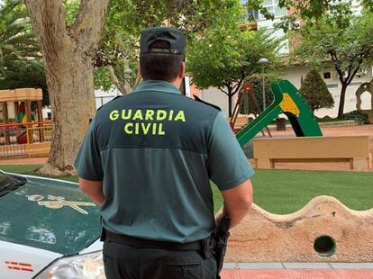 Un agente de la Guardia Civil durante una labor de vigilancia en el municipio murciano.