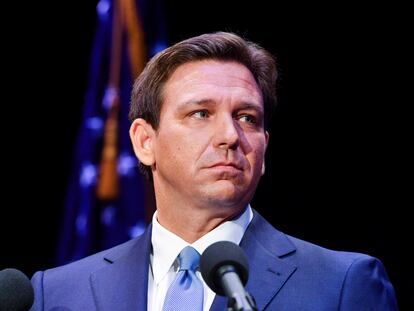 El republicano Ron DeSantis durante el debate por la gubernatura de Florida el 24 de octubre 2022.