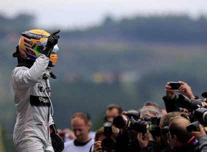 Lewis Hamilton celebra su 'pole'.