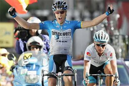 Danielson alza los brazos, con Vinokourov al lado.