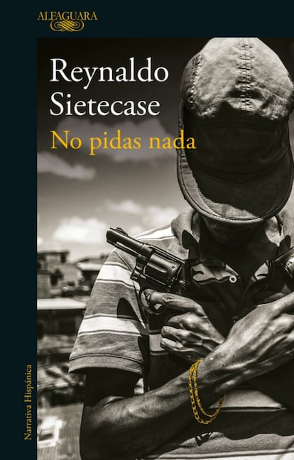 Por que alguém que matou decide tirar a própria vida? Ou na realidade não queria fazer isso e alguém o impeliu a tomar essa decisão? A notícia de vários suicídios de repressores da última ditadura argentina (1976-1983) deu origem a No Pidas Nada (Alfaguara), o último romance policial do jornalista e escritor Reynaldo Sietecase (Rosário, 1961). O protagonista, Luca Gentili, começa uma investigação jornalística em Buenos Aires sobre essas mortes e viaja para o Rio de Janeiro seguindo os passos de dois ex-militares foragidos. Em paralelo, um conhecido advogado portenho investiga o general Martín Belziuk, acusado de assassinar os pais de uma deputada argentina. Ambas as histórias se entrelaçam para trazer à tona uma trama de cumplicidades sinistras tecida entre os dois países vizinhos e que se mantém depois da queda dos regimes que impuseram o terror nos anos 70. -MAR CENTENERA.