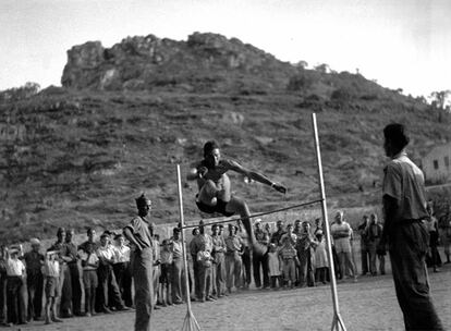 Salto de altura en una fiesta de julio 1938 en Marça, Priorat (Tarragona)