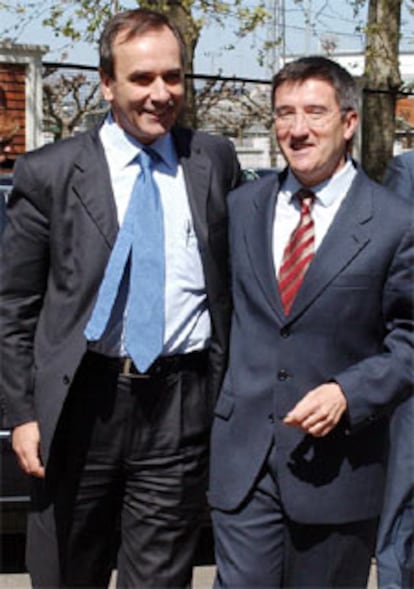 Alonso, a la izquierda, junto al alcalde de León, el socialista Francisco Fernández.