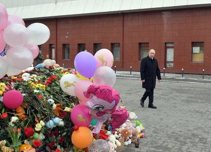 El presidente ruso Vladimir Poutin atribuyó a una 'negligencia criminal' el incendio de un centro comercial en Siberia que dejó al menos 64 muertos, entre ellos nueve niños, y decenas de heridos. En la imagen, el presidente de Rusia, Vladimir Putin, deja flores en recuerdo a las víctimas del incendio originado en el centro comercial de Kémerovo (Rusia), el 27 de marzo de 2018.